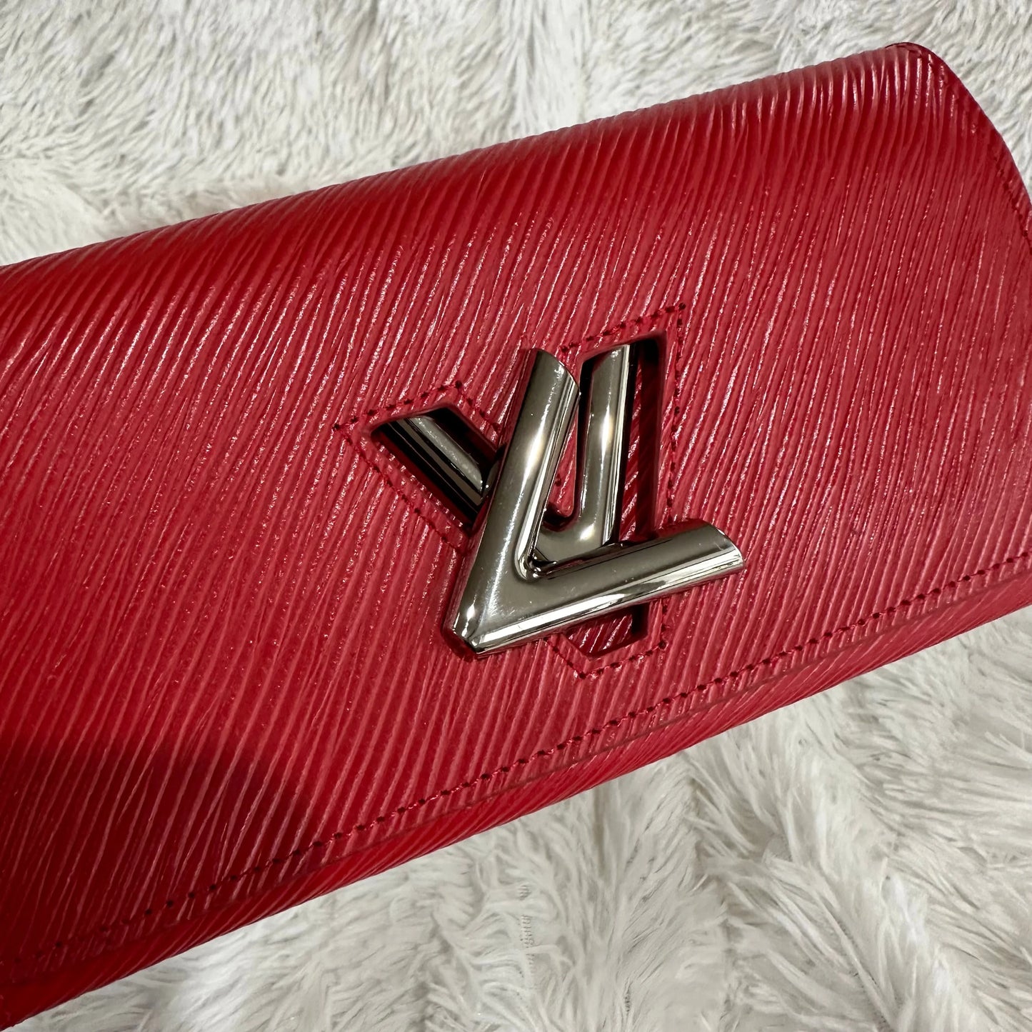 LV red twist long wallet