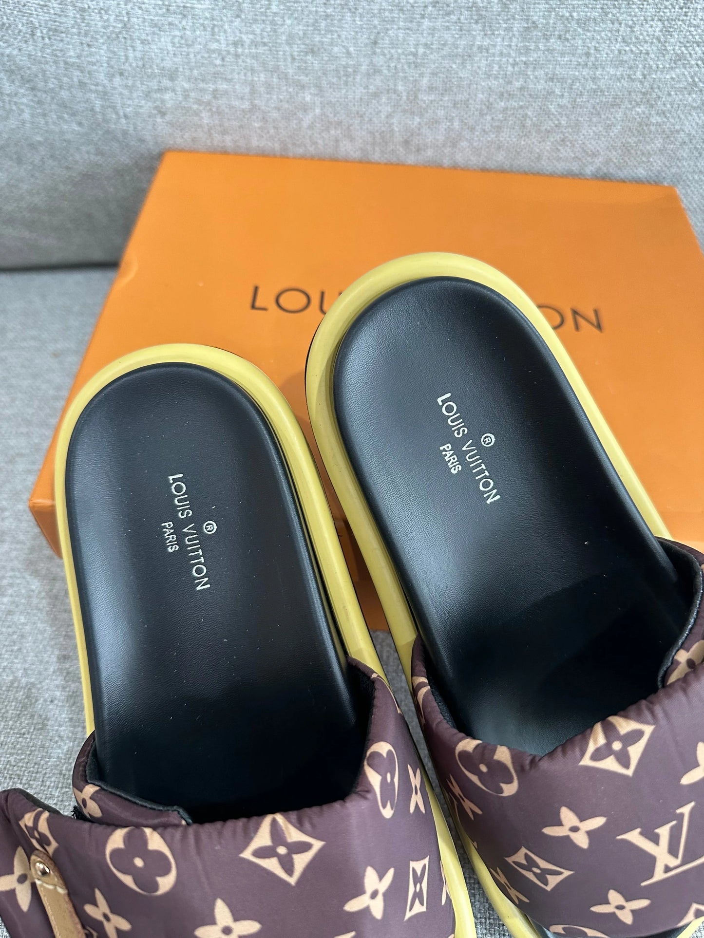 LV monogram slides U.S. 5.5W